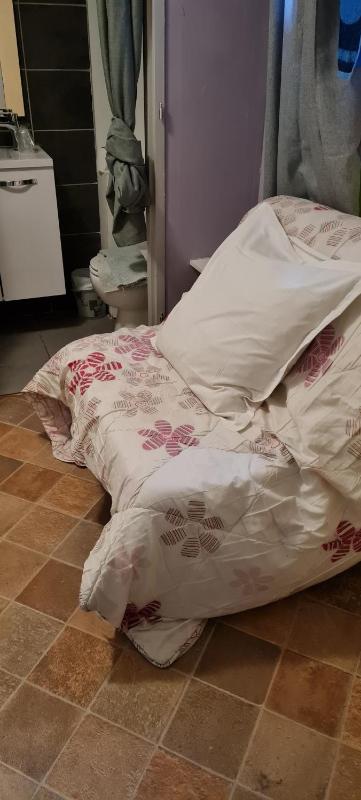 Single Room with Bathroom image 1