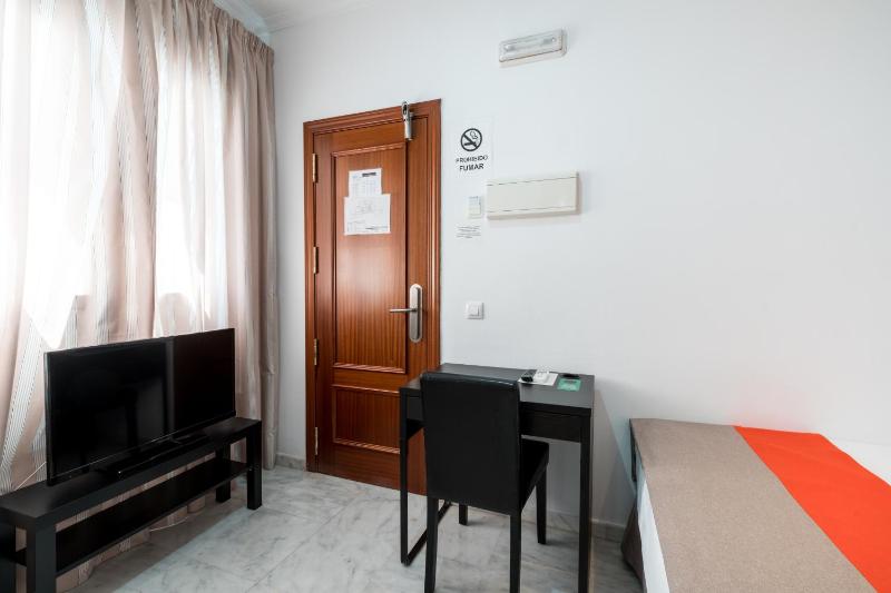 Classic Single Room image 4