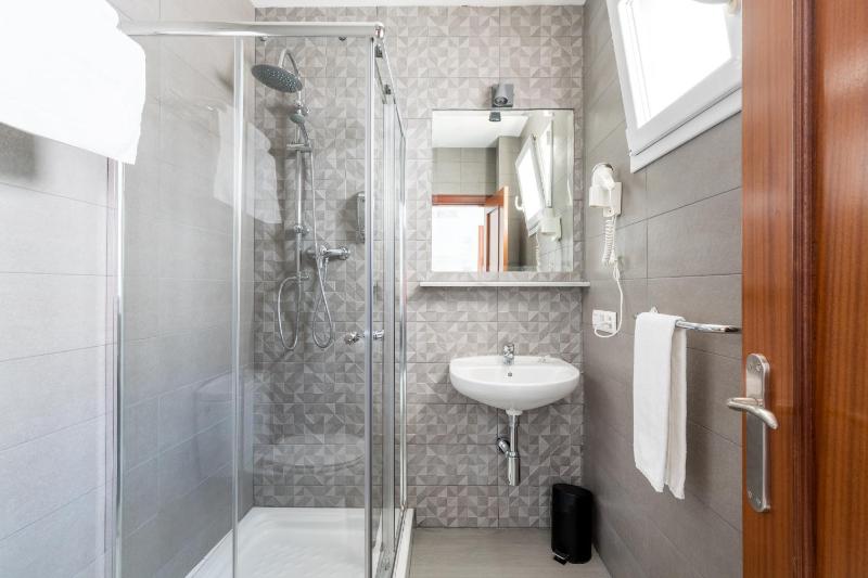 Classic Single Room image 3