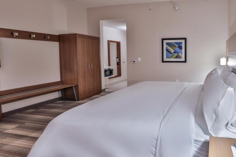 Standard King Room image 4