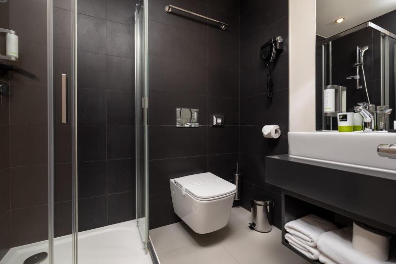 Standard Double Room image 3