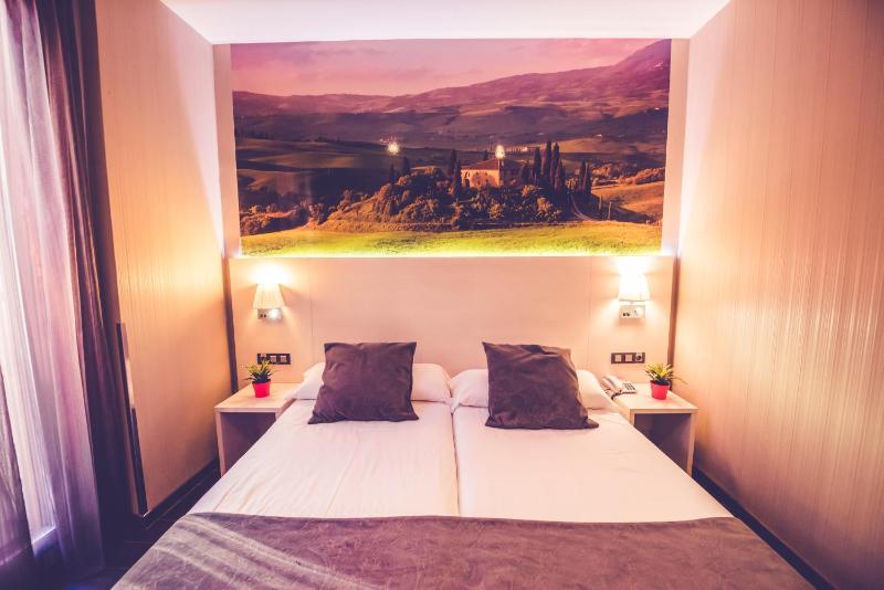 Twin Room image 2
