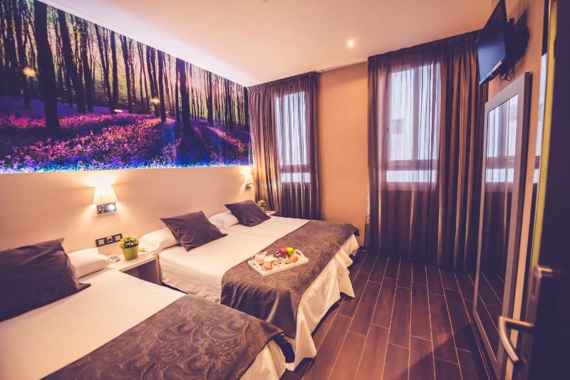Twin Room with Extra Bed image 3