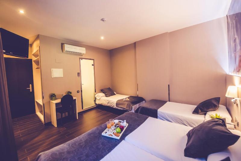 Double Room with two Extra Beds image 3
