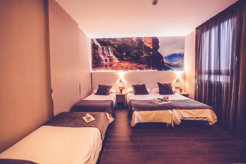 Double Room with two Extra Beds image 4