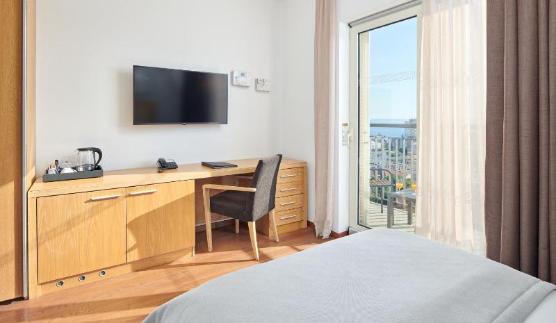 Superior Single Room with Balcony and Sea View image 3