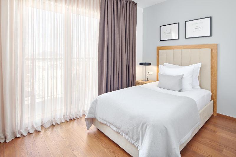 Classic Single Room with Balcony and City View image 1