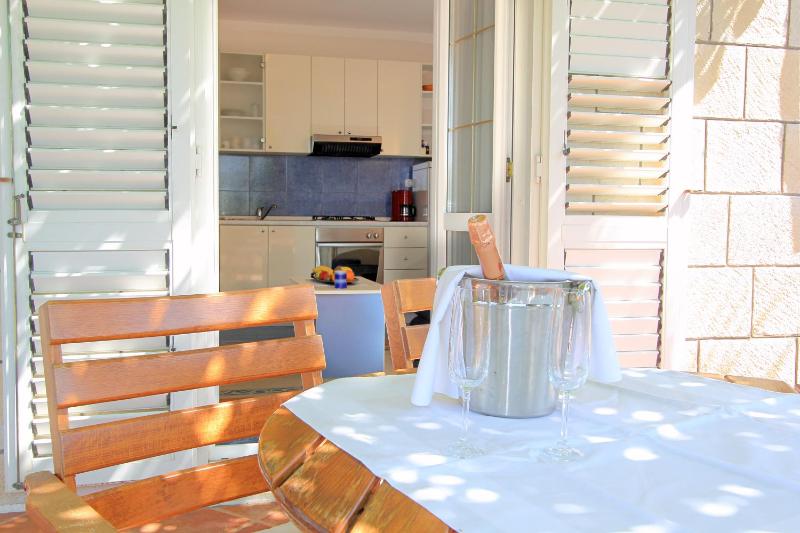 One-Bedroom Apartment with Terrace (2-4 Adults) image 4