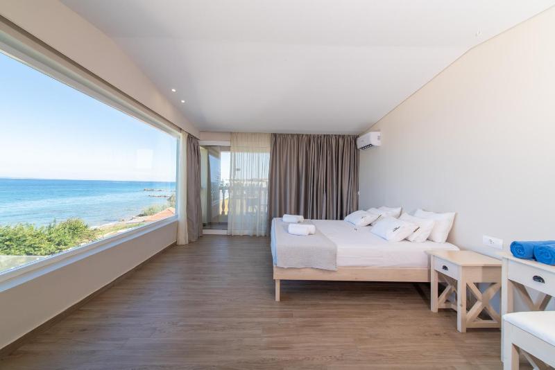 Deluxe Suite With Panoramic Sea View image 2