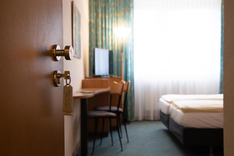 Standard Double Room image 3