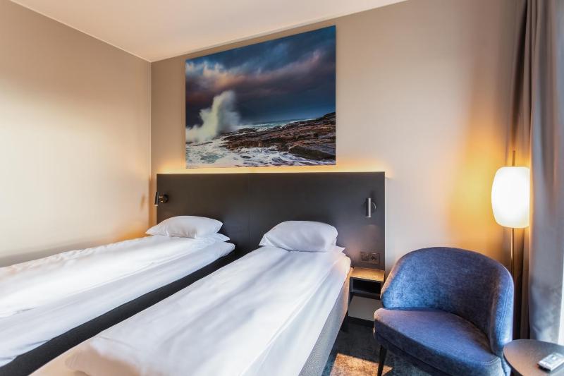 Standard Twin Room image 4