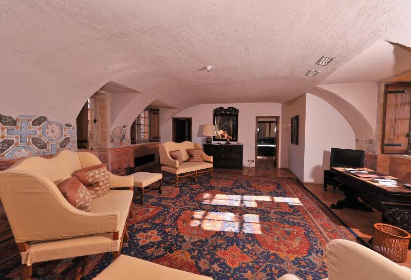 Superior Castle Suite - Beaujolais View image 4