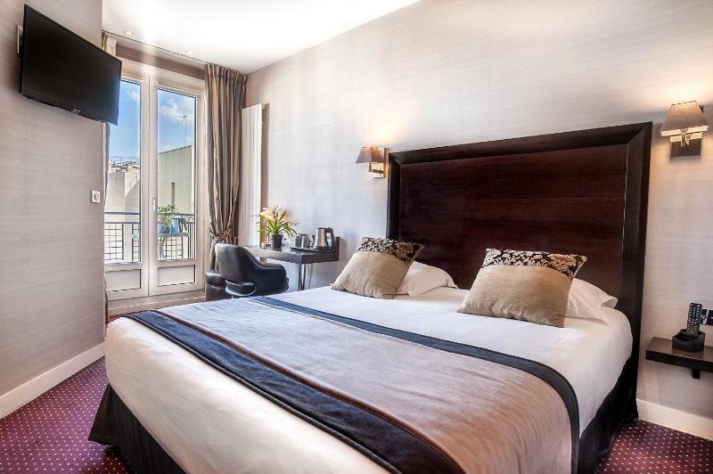 Double Room with Balcony image 4