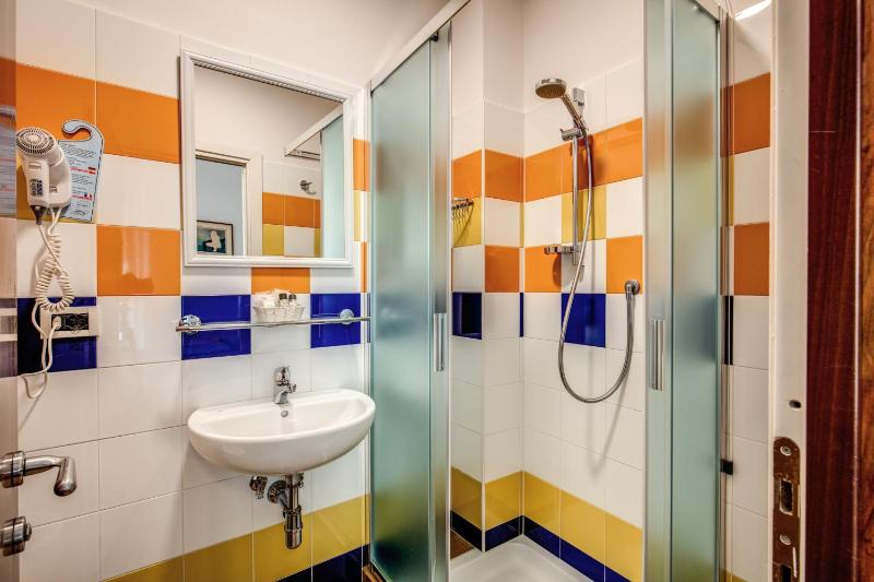 Economy Twin Room image 3