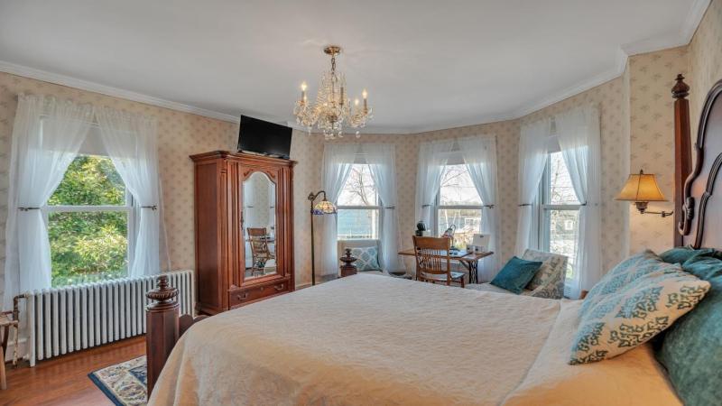 Deluxe Queen Room image 2