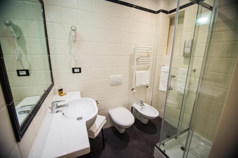 Quadruple Room image 3