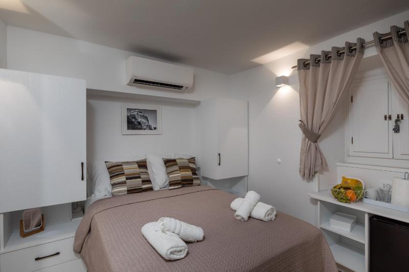 Double Room (Ground Floor) image 1