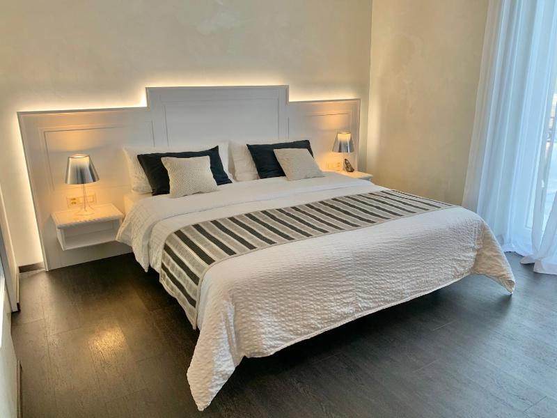 Superior Twin Room image 3