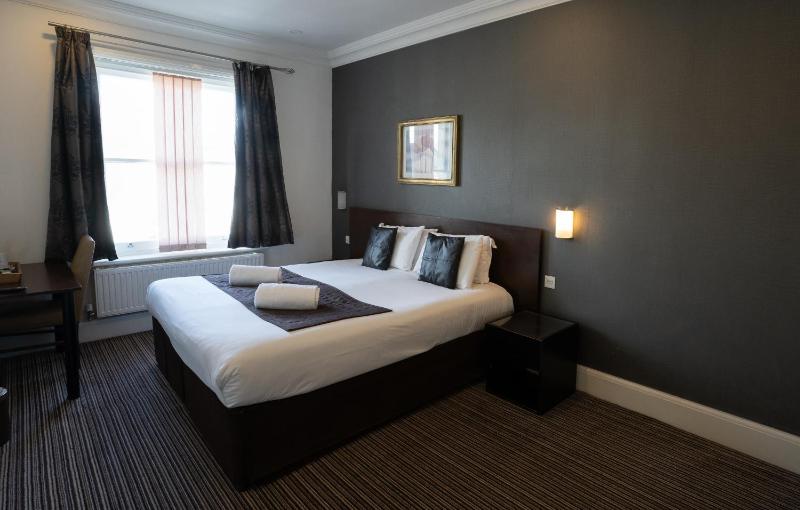 Large Double or Twin Room image 1