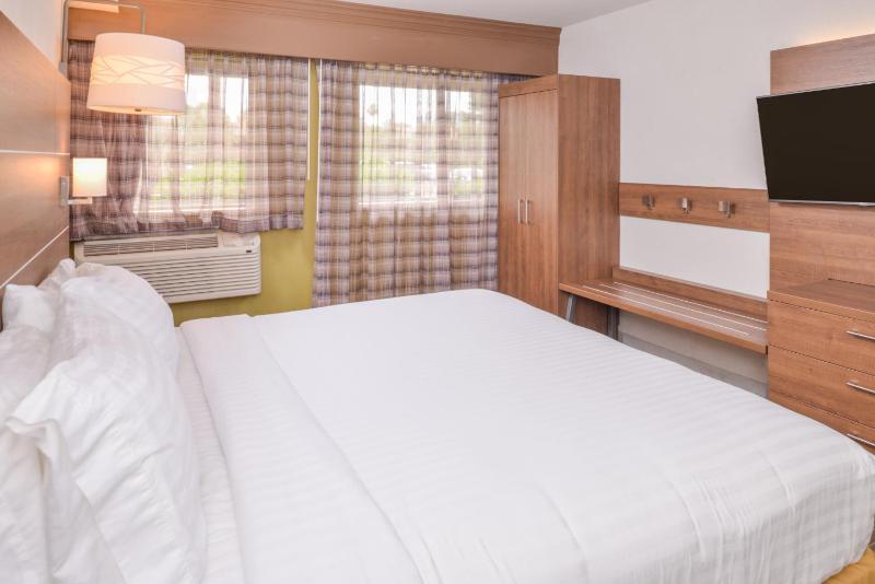 Standard King Room image 2