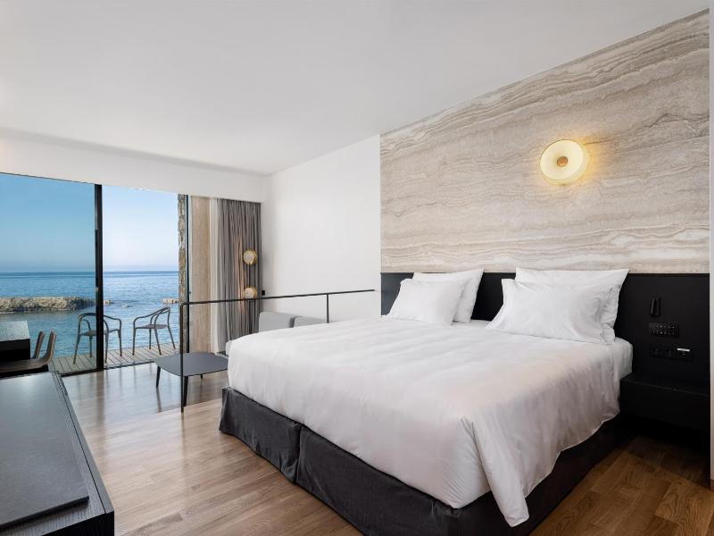 Deluxe Suite Sea Front and Balcony  image 3