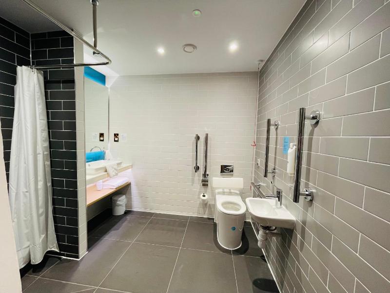 Standard King Room with Free Hot Breakfast - Accessible image 4