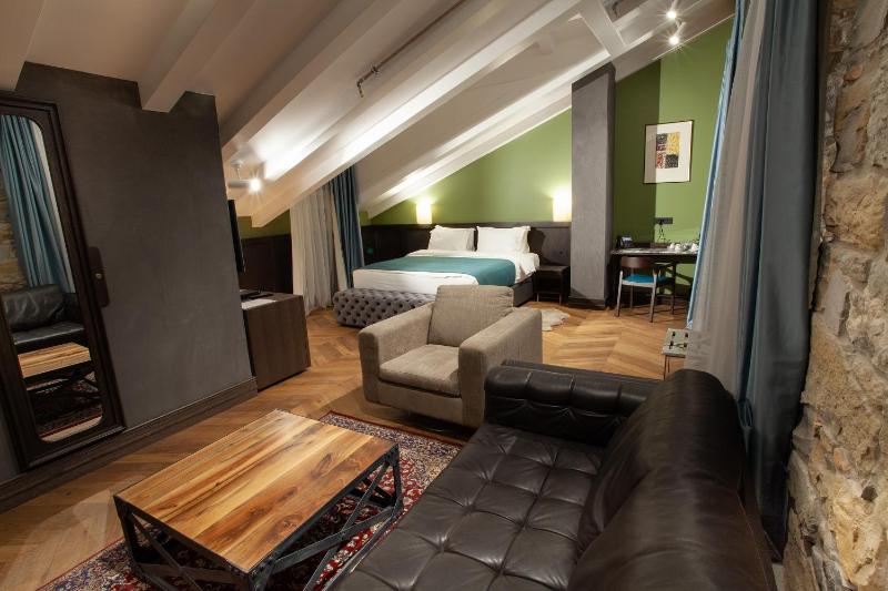Executive Suite image 3