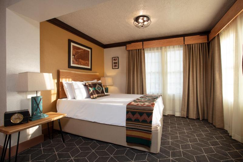 Deluxe King Room image 3