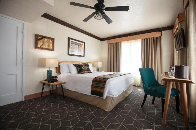 Deluxe King Room image 2