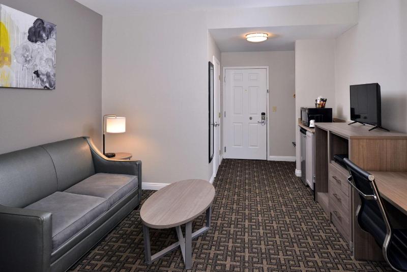 Queen Room with Two Queen Beds with Sofa Bed - Non-Smoking image 3