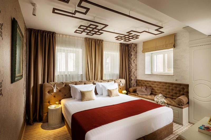 Mini King Room with King Bed - Non-Smoking image 1