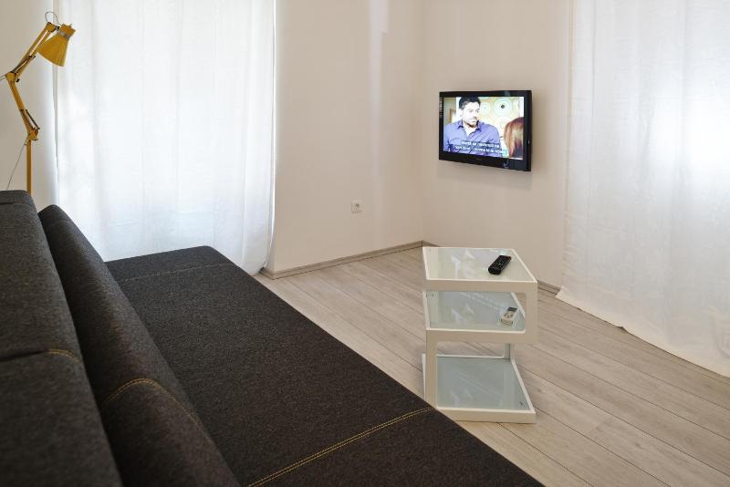 Studio (4 Adults) image 4