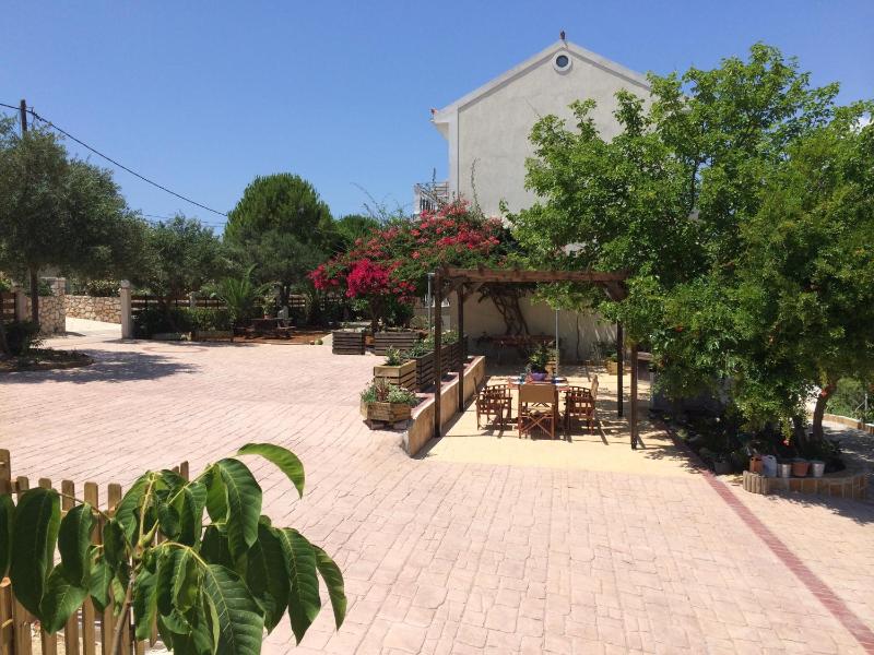 Iris Apartments - image 16