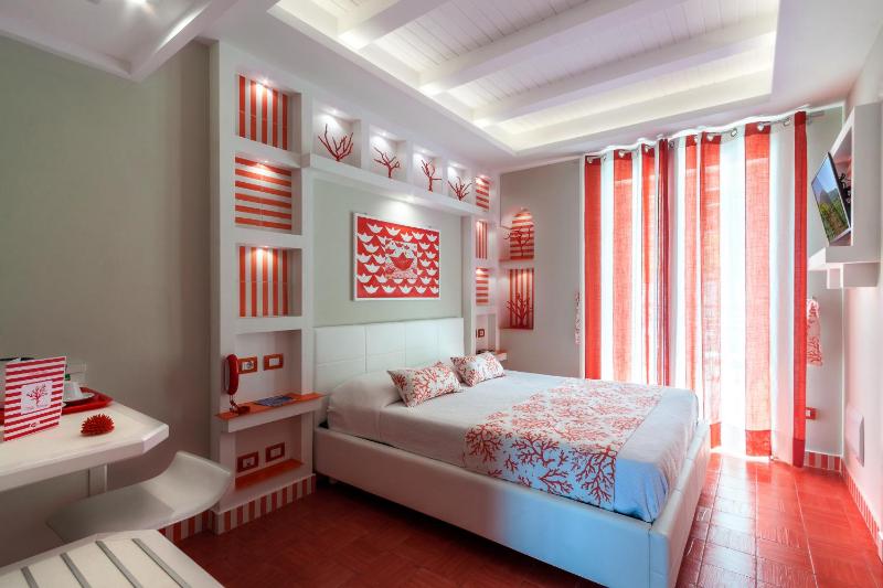 Deluxe Double Room with Sea View image 4
