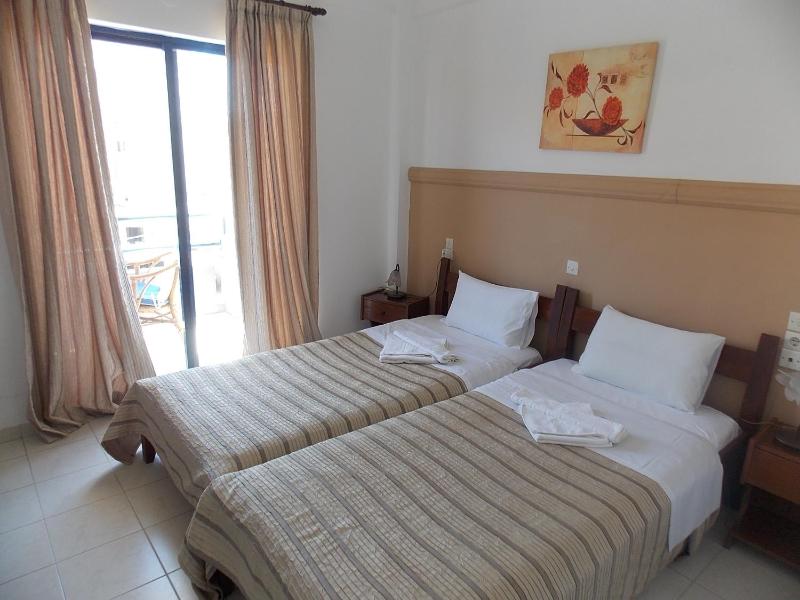 Twin Room with City View image 4