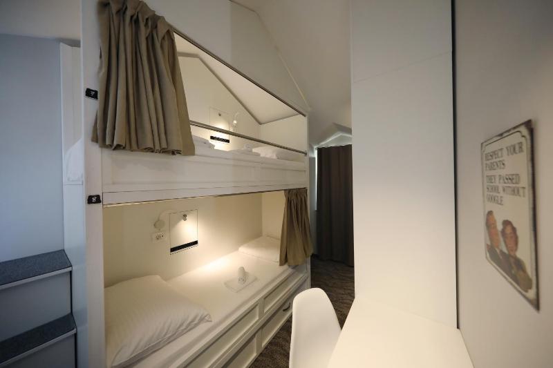 Bed in 8-Bed Mixed Dormitory Room with Private Bathroom image 2