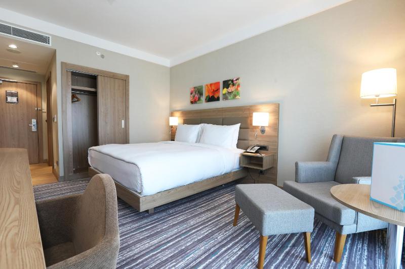 Superior King Room image 3