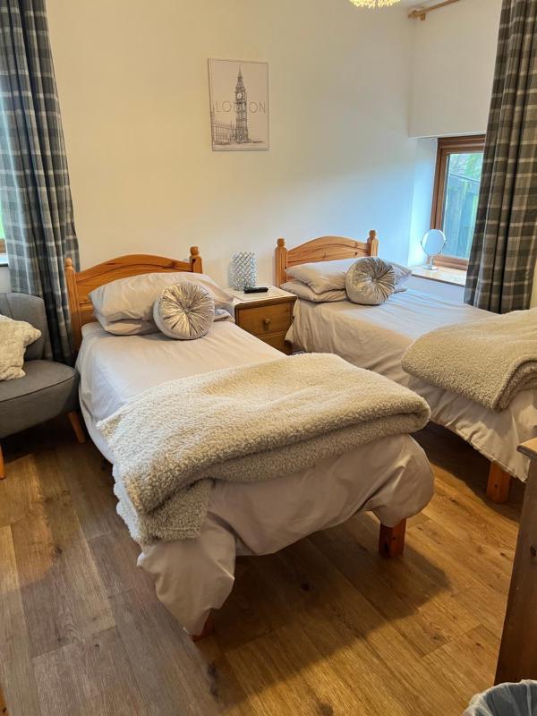 Twin Room with Private External Bathroom image 2