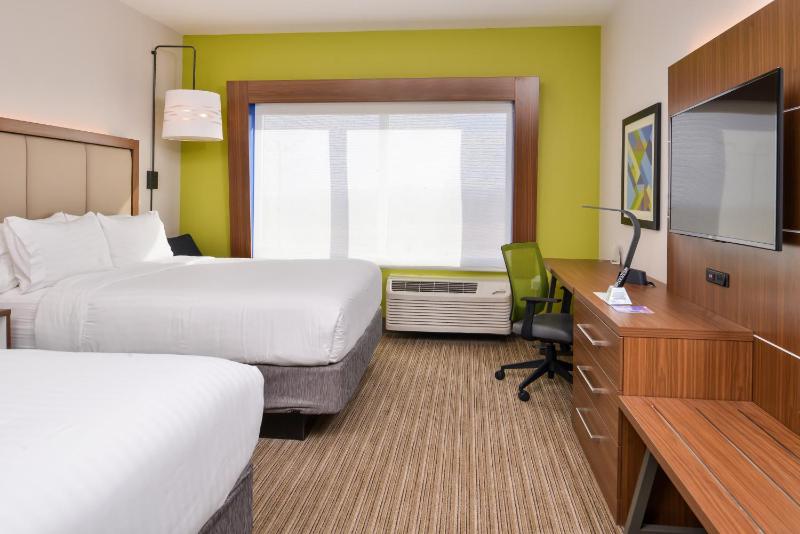 Standard Queen Room with Two Queen Beds image 3