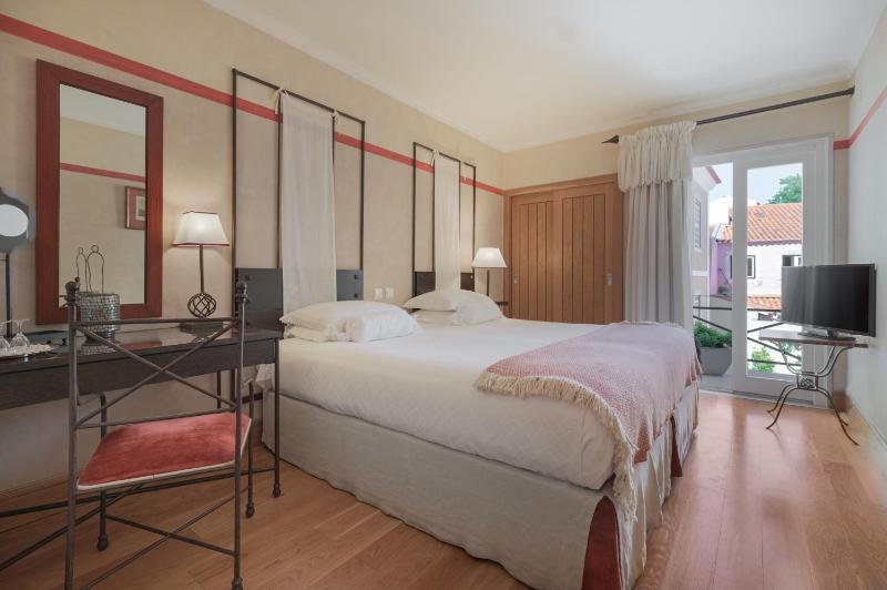 Petite Castelo Room image 4