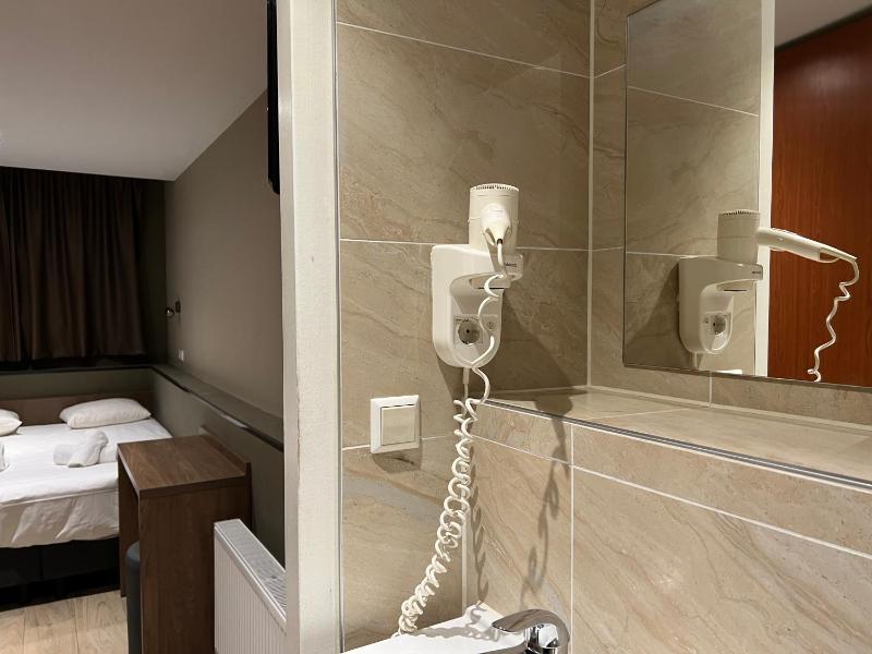 Double Room - Basement image 4