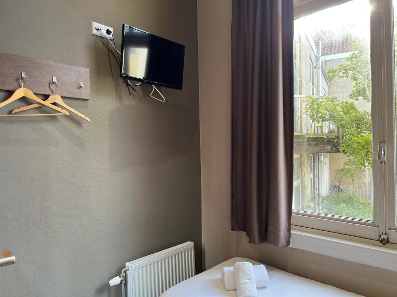 Blossoms City Hotel - image 16