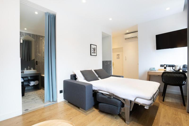 Family Room image 3