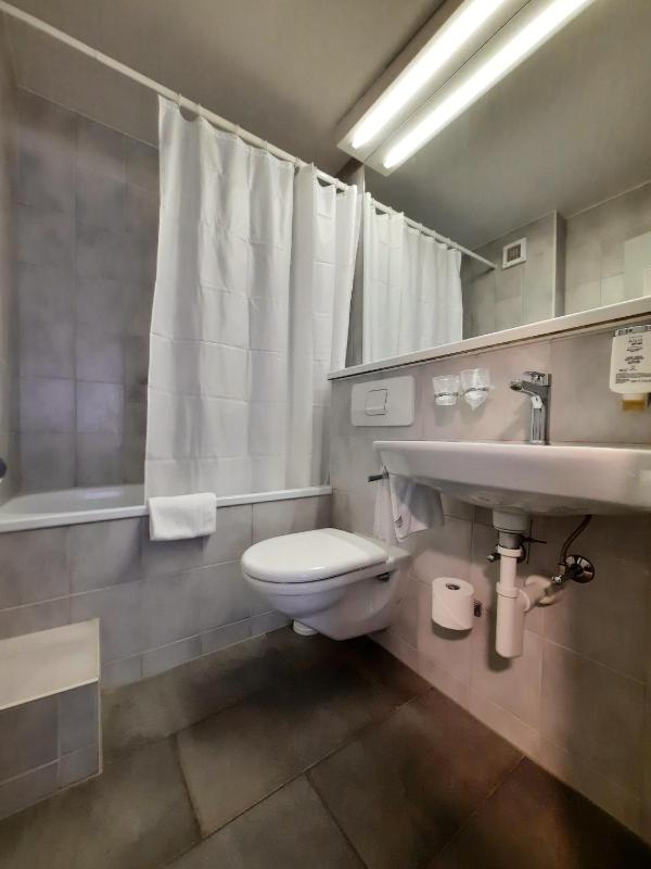 Standard Double Room image 3