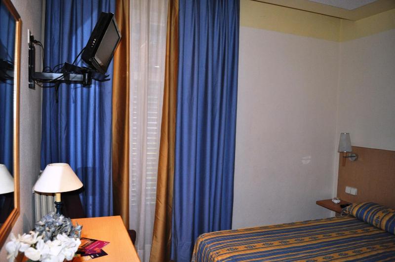 Single Room image 3