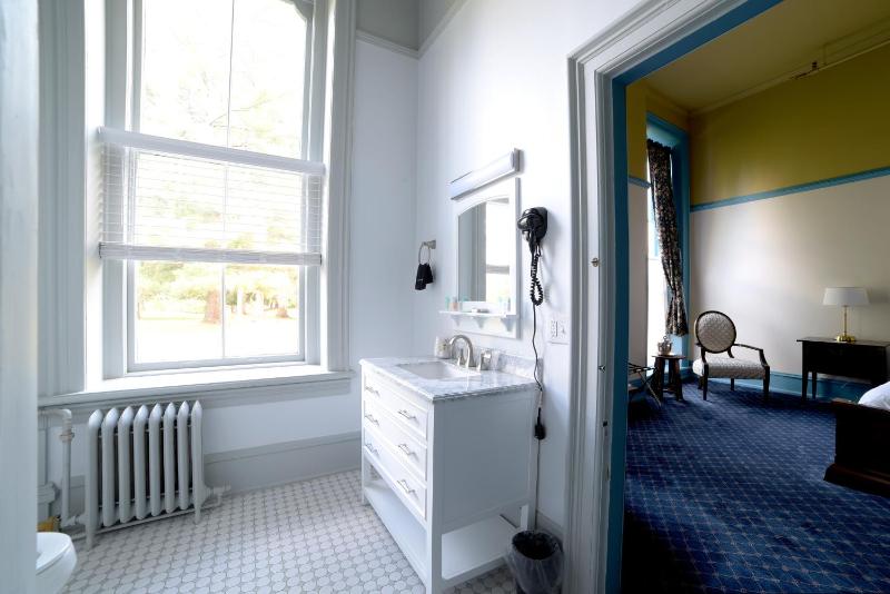Deluxe Queen Room image 4