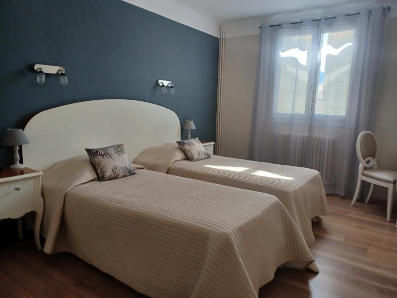 Standard Double Room with Bath image 3