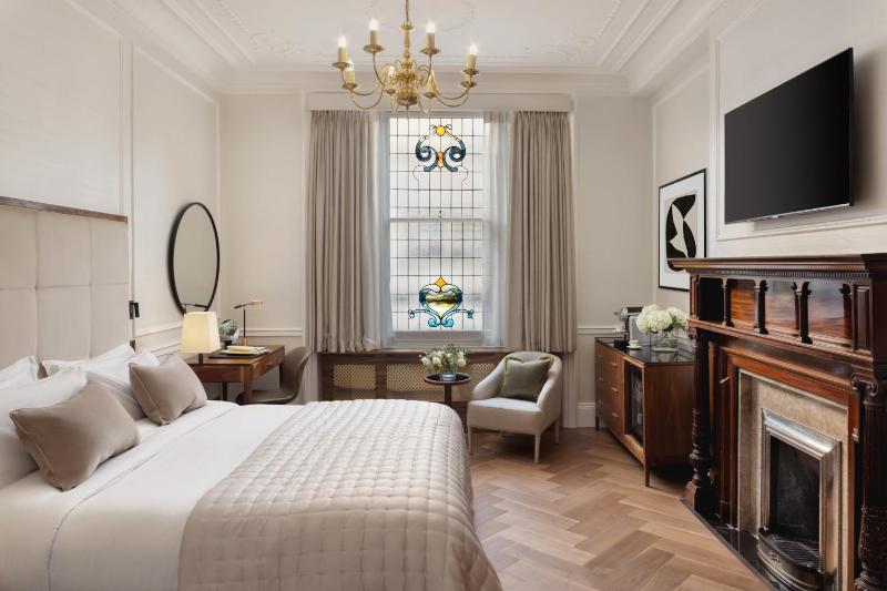 Deluxe Executive Room image 3