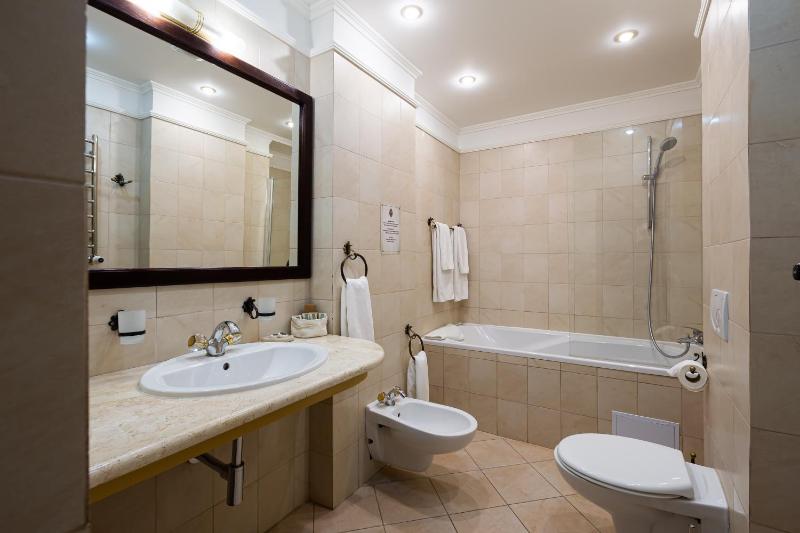 Superior Suite with Balcony image 4