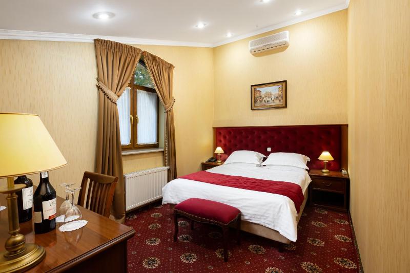Standard Double Room image 3